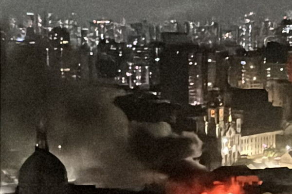 O fogo ameaça se espalhar para um prédio ao lado. Os bombeiros estão no local/Foto: Reprodução/Whatsapp O fogo ameaça se espalhar para um prédio ao lado. Os bombeiros estão no local/Foto: Reprodução/Whatsapp