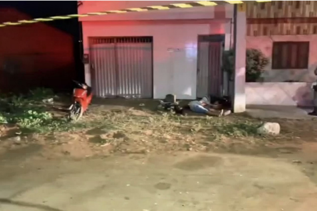 O crime aconteceu no bairro Nossa Senhora das Dores, na calçada da casa de uma das vítimas, identificada como David Manoel da Silva. /Redes Sociais O crime aconteceu no bairro Nossa Senhora das Dores, na calçada da casa de uma das vítimas, identificada como David Manoel da Silva. /Redes Sociais