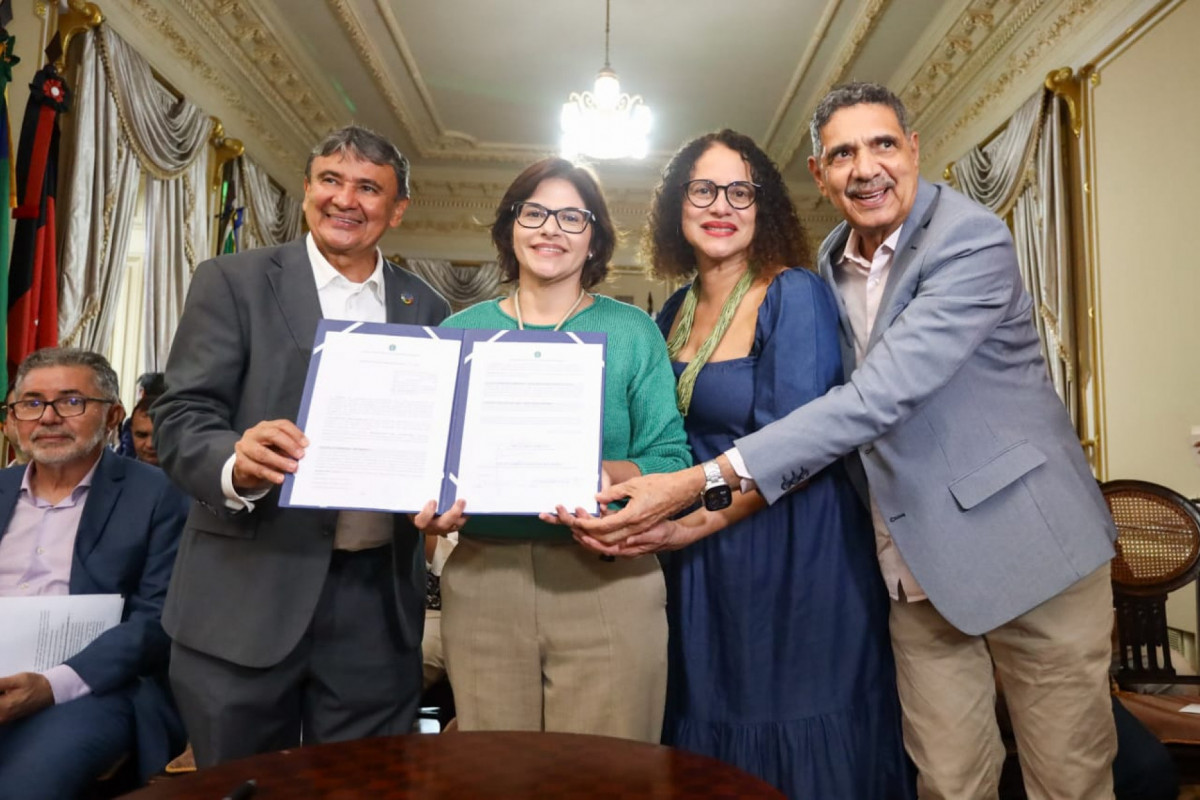O ministro Wellington Dias e a vice-governadora Priscila Krause (PSD) assinaram o acordo entre Pernambuco e Governo Federal. A ministra Luciana Santos e o deputado estadual João Paulo (PT) também estiveram presentes./Américo Nunes/Vice-governadoria O ministro Wellington Dias e a vice-governadora Priscila Krause (PSD) assinaram o acordo entre Pernambuco e Governo Federal. A ministra Luciana Santos e o deputado estadual João Paulo (PT) também estiveram presentes./Américo Nunes/Vice-governadoria