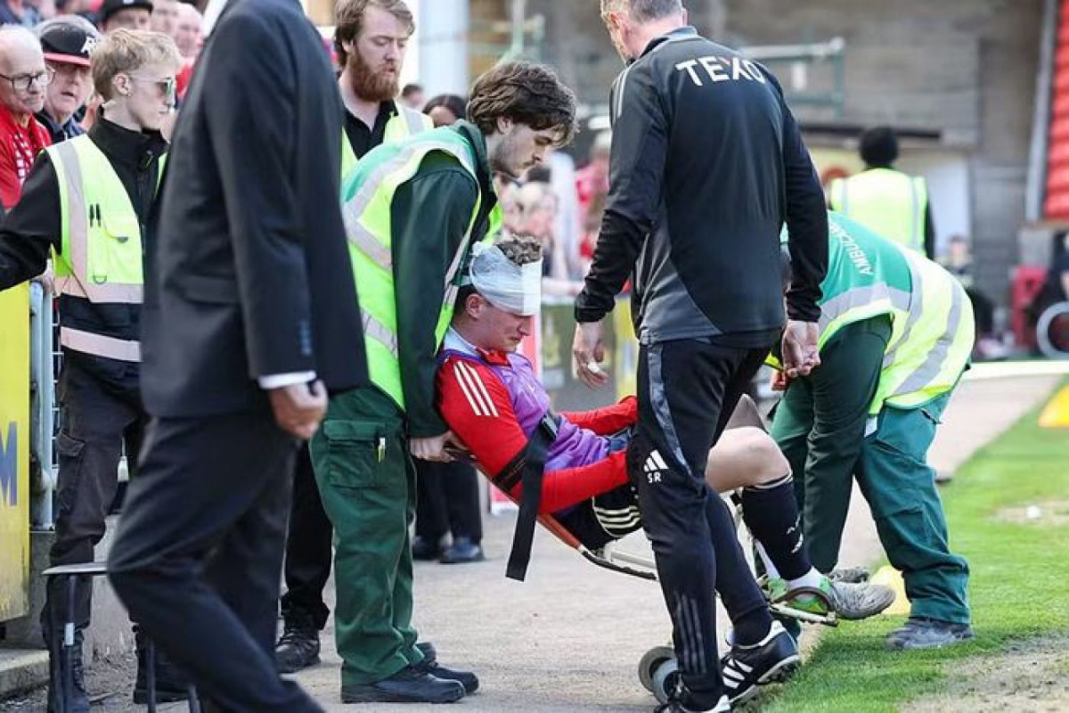 O zagueiro Jack MacKenzie foi atingido por cadeira jogada pela própria torcida/Getty Images O zagueiro Jack MacKenzie foi atingido por cadeira jogada pela própria torcida/Getty Images