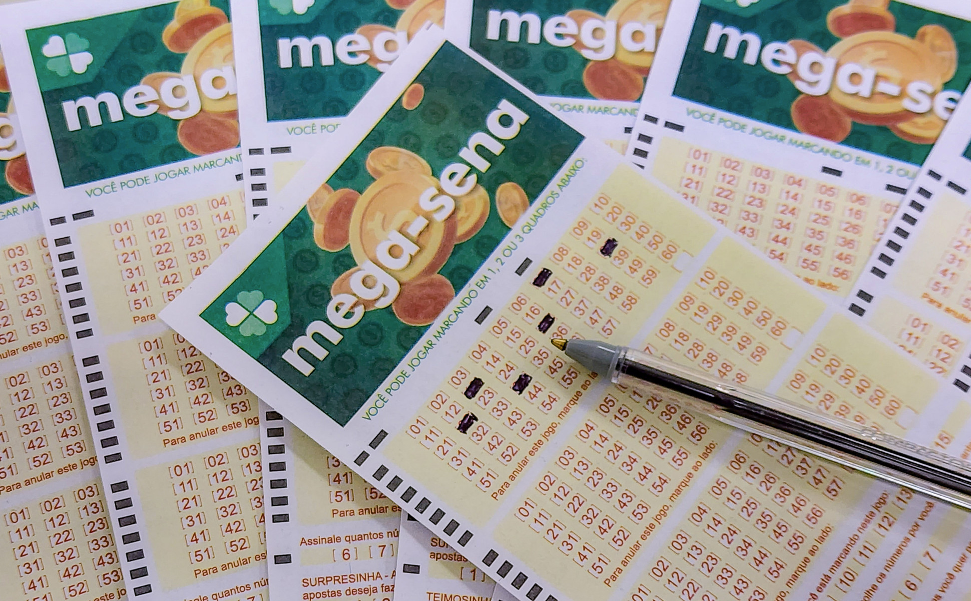 Volantes da Mega Sena sendo preenchidos para apostas