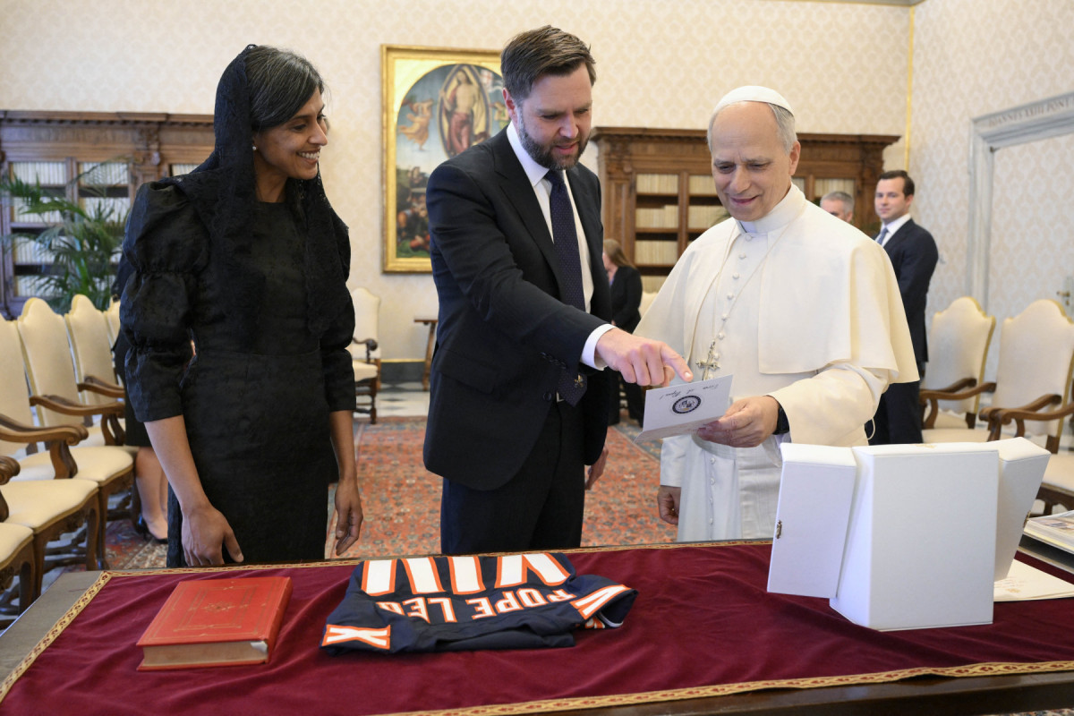 O vice-presidente dos EUA, JD Vance, e sua esposa Usha, em audiência privada com o Papa Leão 14 no Vaticano.