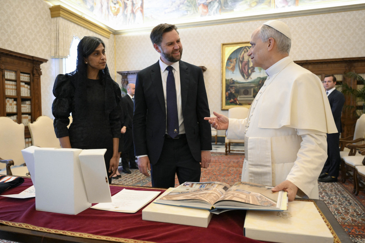 O vice-presidente dos EUA, JD Vance, e sua esposa Usha, em audiência privada com o Papa Leão 14 no Vaticano.