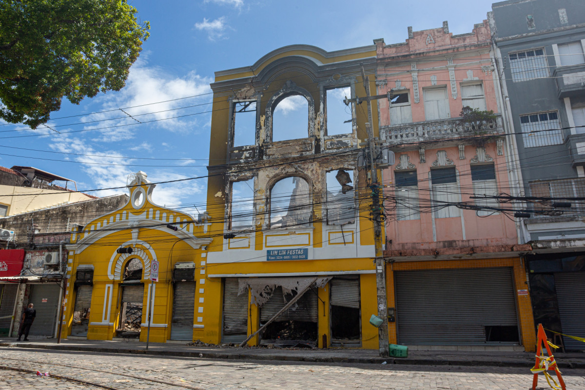 Recife, PE, 19/05/2025 - INCÊNDIO RUA DAS CALÇADAS - Imagens dos estabelecimentos atingidos por incêndio na rua das calçadas no centro do Recife(PE).