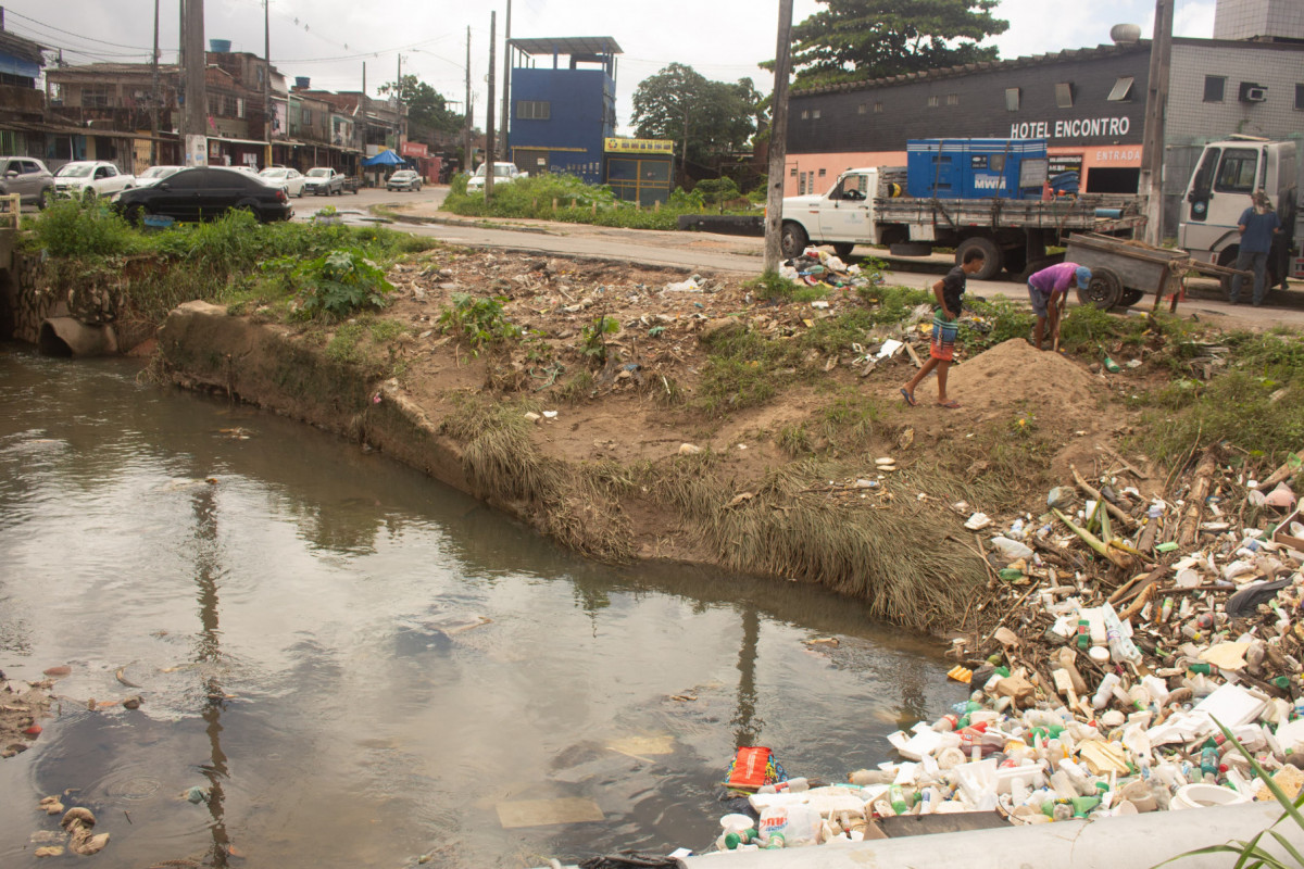 Lixo no Rio Beberibe(Nivaldo Francisco / DP) Lixo no Rio Beberibe/Nivaldo Francisco / DP