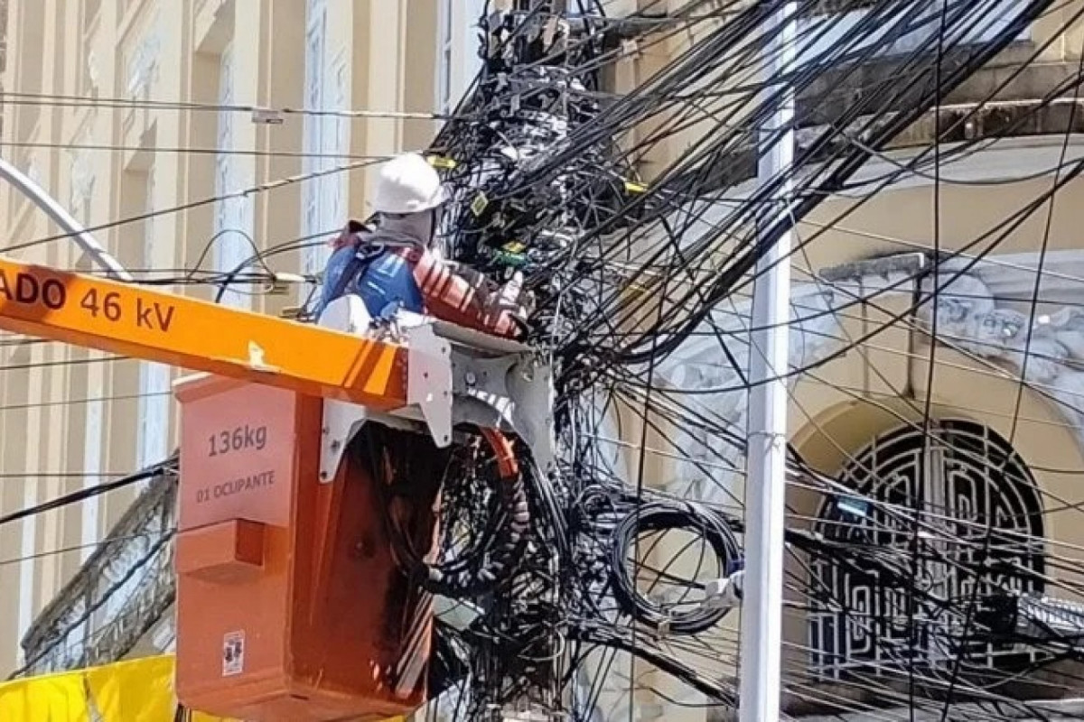 Neonergia atua na retirada dos fios irregulares