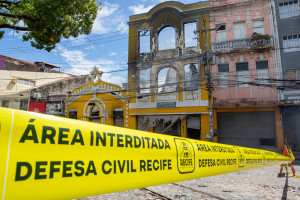 Recife, PE, 19/05/2025 - INCÊNDIO RUA DAS CALÇADAS - Imagens dos estabelecimentos atingidos por incêndio na rua das calçadas no centro do Recife(PE).