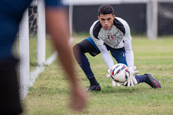 Caruaru, PE, 18/05/2025 - CENTRAL X SANTA CRUZ - Na tarde deste domingo(19), a equipe do Central recebeu a equipe do Santa Cruz pelo Campeonato Brasileiro da Serie D 2025. Jogador do Santa Cruz, Rokenedy.