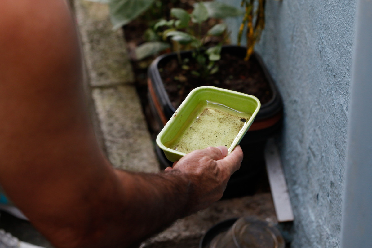 São Paulo (SP), 30/03/2023 - Agentes de vigilância em saúde fiscalizam e orientam moradores sobre focos do mosquito Aedes aegypti, transmissor da dengue, em Perdizes.