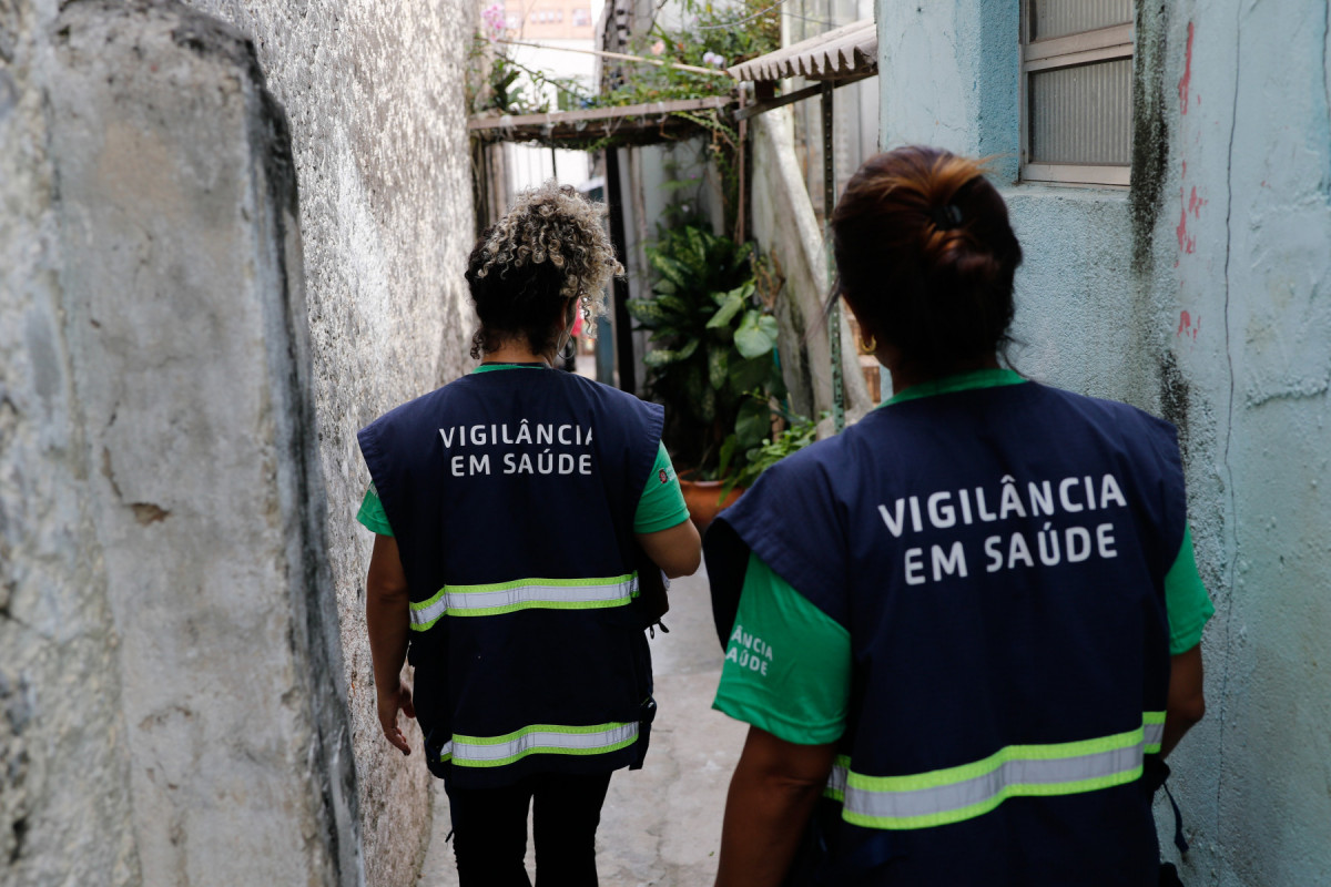 São Paulo (SP), 30/03/2023 - Agentes de vigilância em saúde fiscalizam e orientam moradores sobre focos do mosquito Aedes aegypti, transmissor da dengue, em Perdizes.