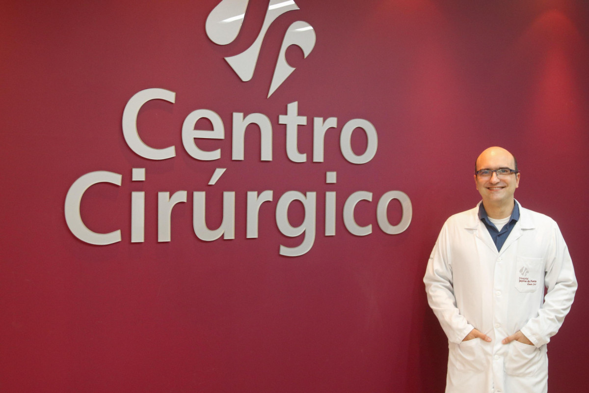 Rafael Lins, cirurgião vascular do Hospital Jayme da Fonte, conta que os riscos atrelados a embolização uterina são menores se comparados a uma cirurgia convencional (Marina Torres/DP) Rafael Lins, cirurgião vascular do Hospital Jayme da Fonte, conta que os riscos atrelados a embolização uterina são menores se comparados a uma cirurgia convencional/Marina Torres/DP