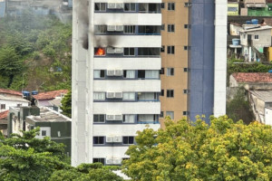 O incêndio ocorre na tarde desta terça (20)