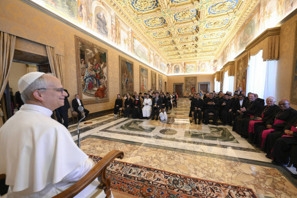 Papa Leão 14 em reunião com uma delegação de Chiclayo, Peru, no Vaticano.