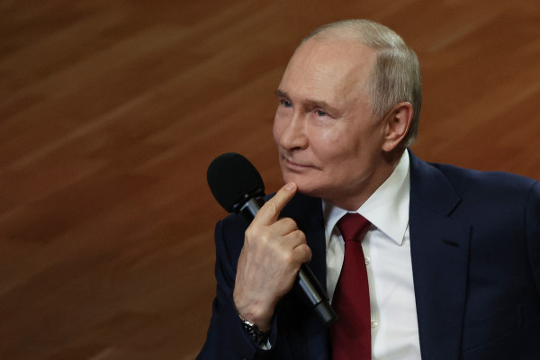 Presidente russo Vladimir Putin se encontra com estudantes no Centro Educacional Sirius, em Sochi.