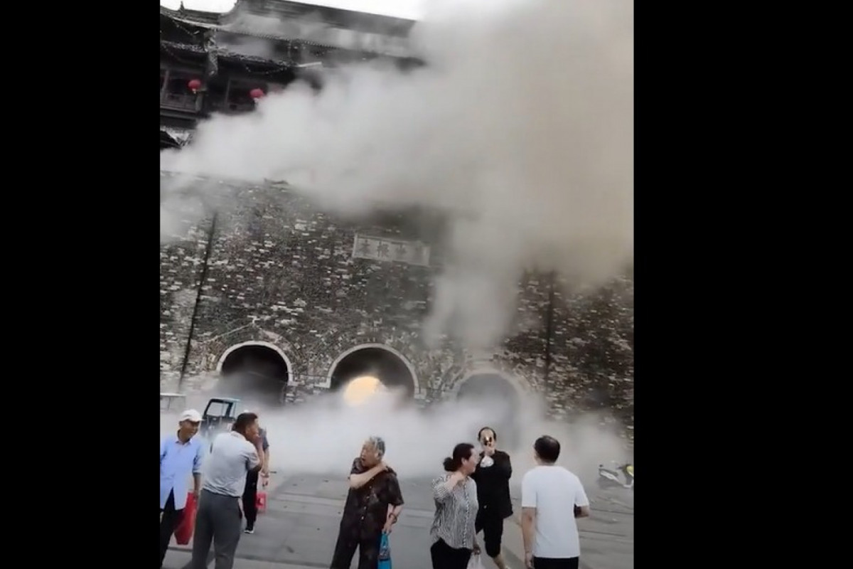 Imagens do momento em que a torre colapsa foram divulgadas por internautas