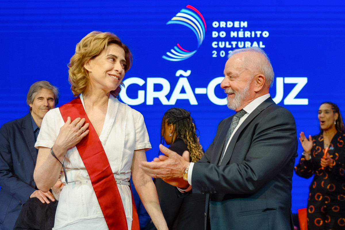 20.05.2025 - A Atriz, Fernanda Torres e o Presidente da República, Luiz Inácio Lula da Silva e a durante a cerimônia de Entrega da Ordem do Mérito Cultural, no Palácio Gustavo Capanema. Rio de Janeiro - RJ.
Foto: Ricardo Stuckert / PR (Ricardo Stuckert) 20.05.2025 - A Atriz, Fernanda Torres e o Presidente da República, Luiz Inácio Lula da Silva e a durante a cerimônia de Entrega da Ordem do Mérito Cultural, no Palácio Gustavo Capanema. Rio de Janeiro - RJ.
Foto: Ricardo Stuckert / PR/Ricardo Stuckert