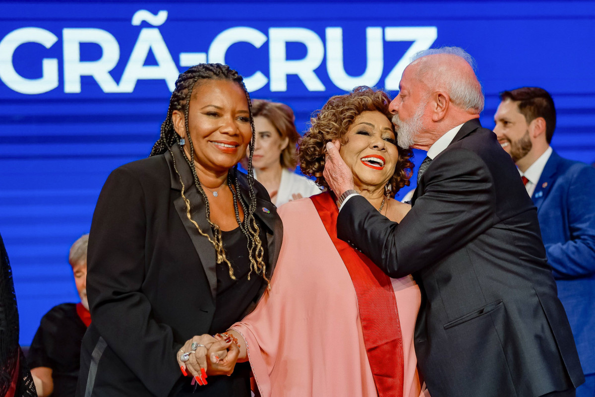20.05.2025 - Presidente da República, Luiz Inácio Lula da Silva, durante a cerimônia de Entrega da Ordem do Mérito Cultural, no Palácio Gustavo Capanema. Na foto (da esquerda para a direita): Ministra da Cultura, Margareth Menezes; a Cantora e Compositora, Alcione e o Presidente da República, Luiz Inácio Lula da Silva. Rio de Janeiro - RJ.
Foto: Ricardo Stuckert / PR