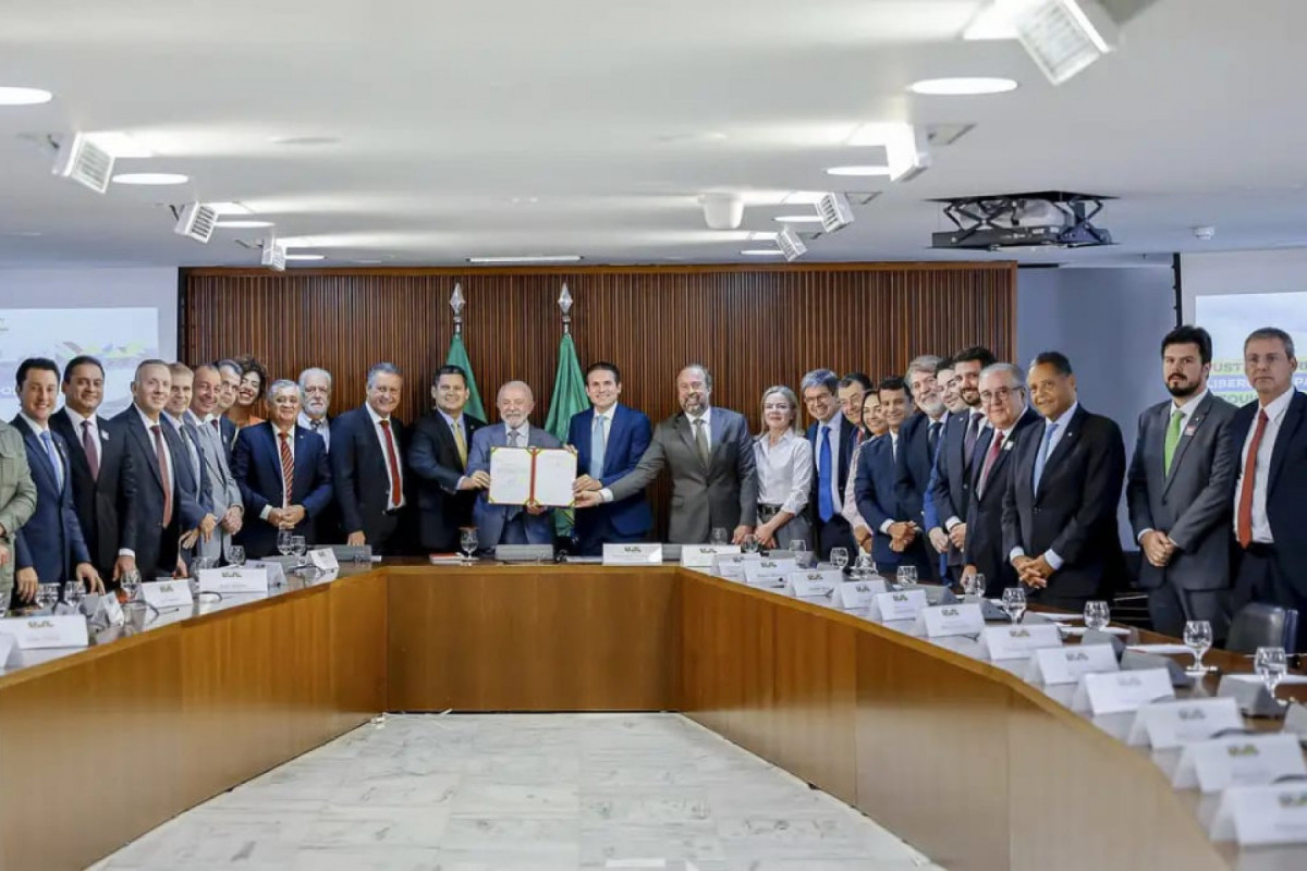 A assinatura da MP ocorreu em reunião no Palácio do Planalto, com a presença de ministros, os presidentes da Câmara e do Senado, líderes do governo no Congresso e outros parlamentares. (Ricardo Stuckert/PR) A assinatura da MP ocorreu em reunião no Palácio do Planalto, com a presença de ministros, os presidentes da Câmara e do Senado, líderes do governo no Congresso e outros parlamentares./Ricardo Stuckert/PR