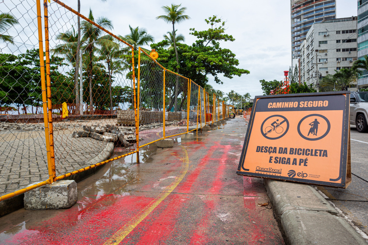 Recife, PE, 21/05/2025 - OBRAS NA ORLA DE BOA VIAGEM - Imagens das obras no calçadão da orla de Boa Viagem, zona sul.