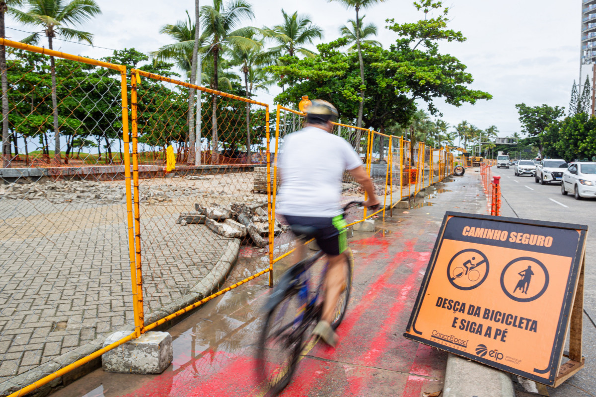 Recife, PE, 21/05/2025 - OBRAS NA ORLA DE BOA VIAGEM - Imagens das obras no calçadão da orla de Boa Viagem, zona sul.