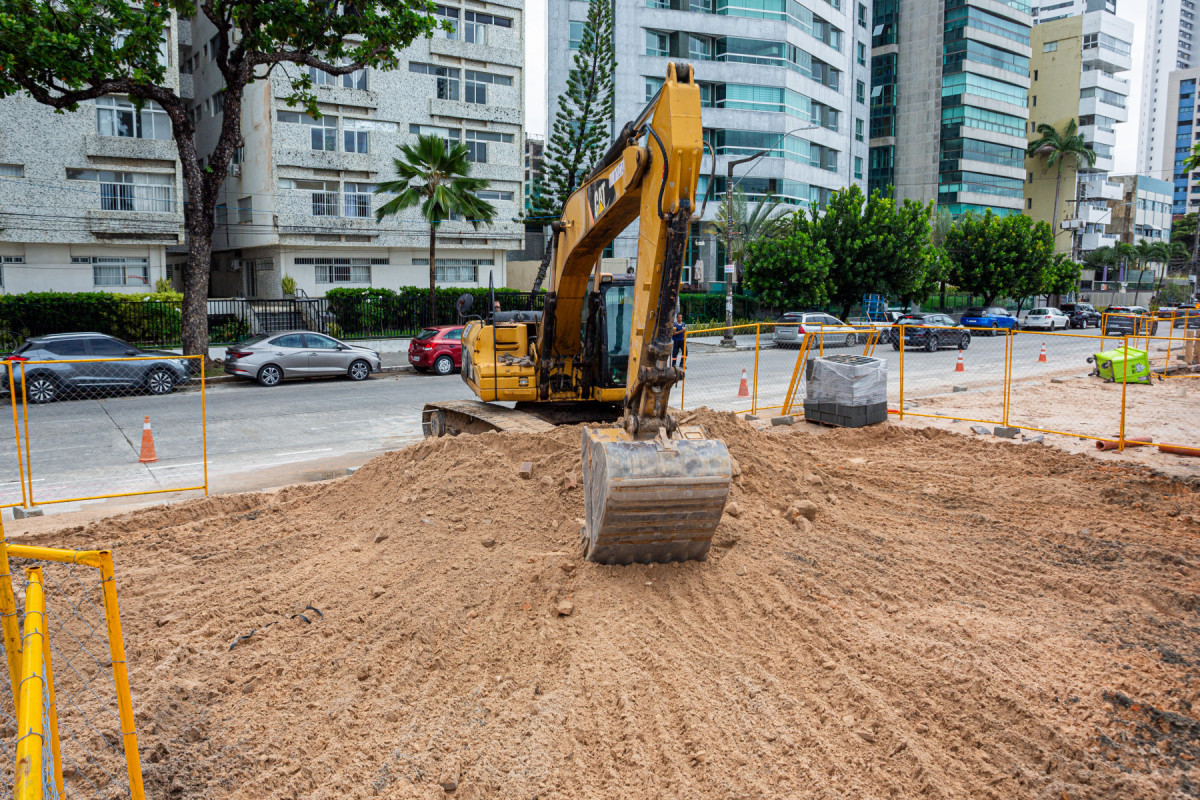 Recife, PE, 21/05/2025 - OBRAS NA ORLA DE BOA VIAGEM - Imagens das obras no calçadão da orla de Boa Viagem, zona sul.