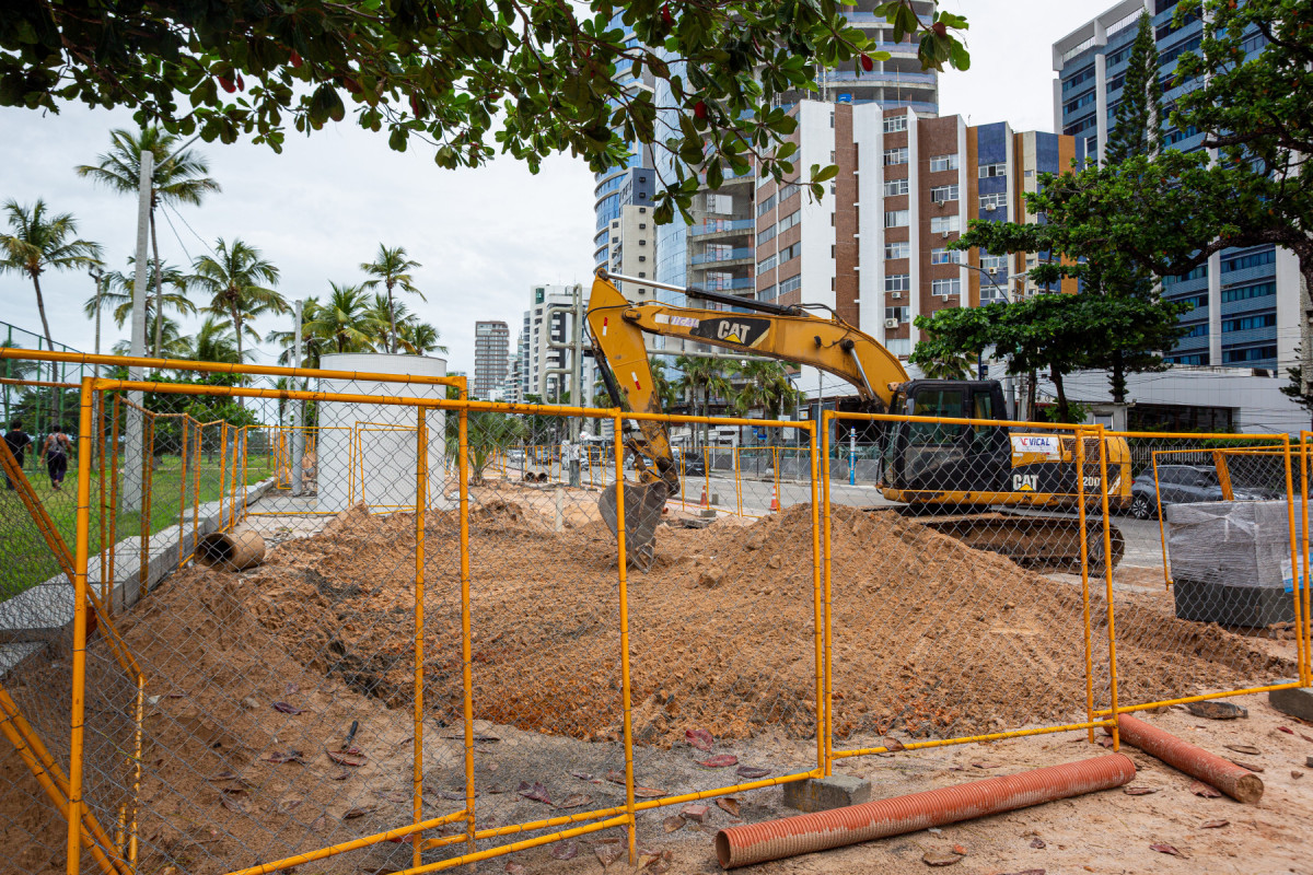 Recife, PE, 21/05/2025 - OBRAS NA ORLA DE BOA VIAGEM - Imagens das obras no calçadão da orla de Boa Viagem, zona sul.