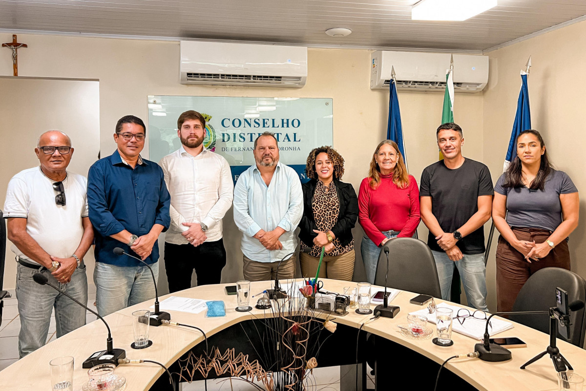 Como administrador adjunto de Fernando de Noronha, Virgílio Oliveira conversou com moradores e conselheiros distritais da ilha. (Divulgação) Como administrador adjunto de Fernando de Noronha, Virgílio Oliveira conversou com moradores e conselheiros distritais da ilha. /Divulgação