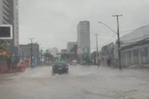 Chuva alagou rua da Zona Sul do Recife 