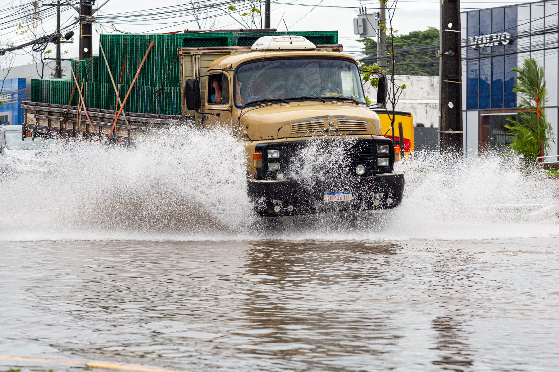 Intensas precipitações voltaram a atingir o Recife desde a noite desta terça (20)