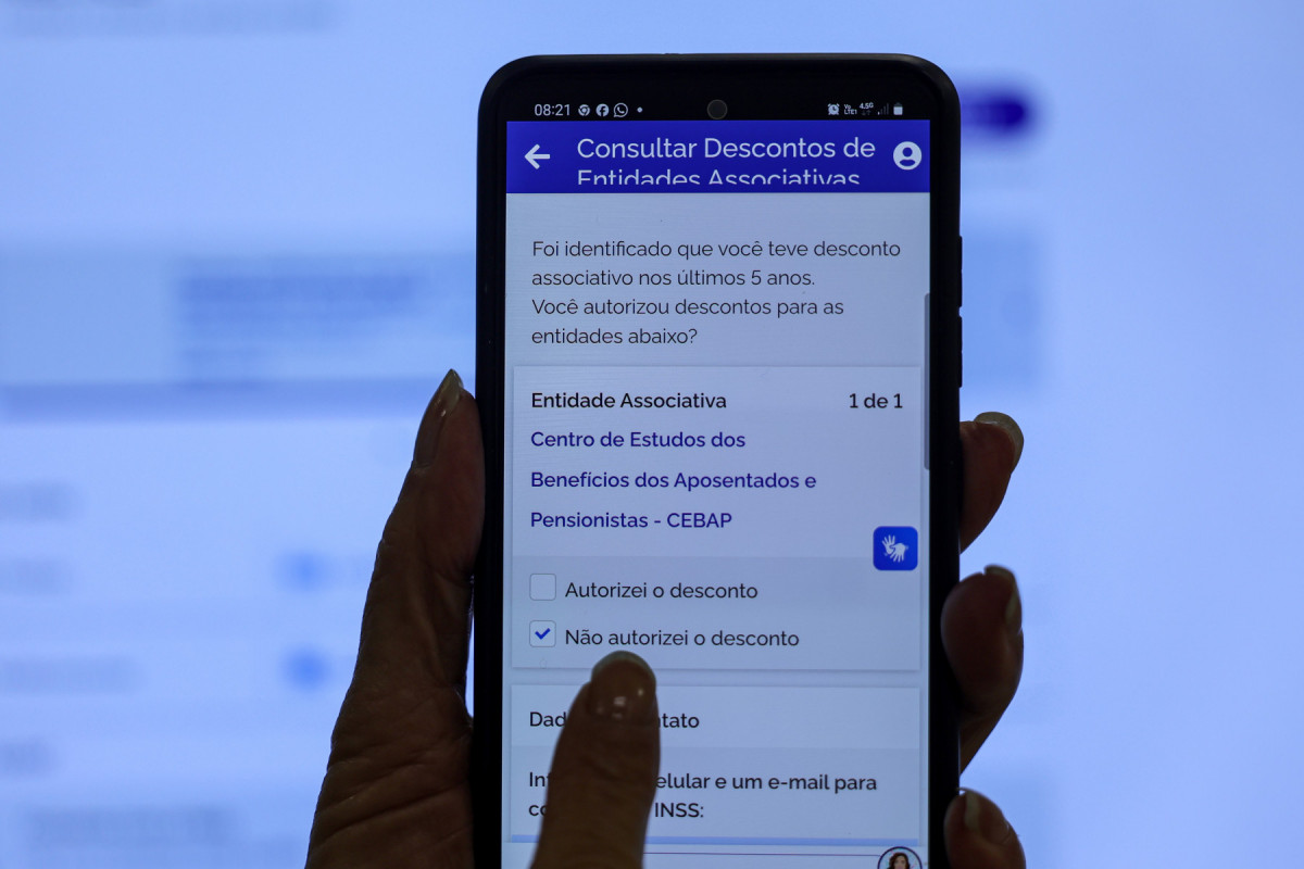 Brasília (DF), 14/05/2025 - Aposentada Neide Maria, recebeu o aviso no APP meu INSS, que teve desconto associativo nos últimos 5 anos.
A partir desta quarta-feira (14), os aposentados e pensionistas do Instituto Nacional do Seguro Social (INSS) podem requerer a devolução de valores descontados indevidamente nos últimos anos. O pedido deve ser feito por meio do aplicativo Meu INSS, pelo site de mesmo nome ou pelo telefone 135.
Foto: Joédson Alves/Agência Brasil (Joédson Alves/Agência Brasil) Brasília (DF), 14/05/2025 - Aposentada Neide Maria, recebeu o aviso no APP meu INSS, que teve desconto associativo nos últimos 5 anos.
A partir desta quarta-feira (14), os aposentados e pensionistas do Instituto Nacional do Seguro Social (INSS) podem requerer a devolução de valores descontados indevidamente nos últimos anos. O pedido deve ser feito por meio do aplicativo Meu INSS, pelo site de mesmo nome ou pelo telefone 135.
Foto: Joédson Alves/Agência Brasil/Joédson Alves/Agência Brasil