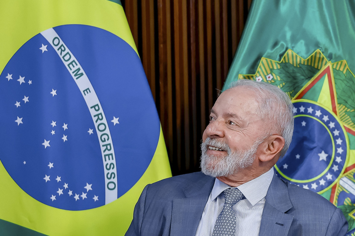 21.05.2025 - Presidente da República, Luiz Inácio Lula da Silva, durante reunião com o Ministro de Minas e Energia, Alexandre Silveira, e Ministra da Secretaria de Relações Institucionais, Gleisi Hoffmann, no Palácio do Planalto. Brasília - DF.
Foto: Ricardo Stuckert / PR (Ricardo Stuckert / PR) 21.05.2025 - Presidente da República, Luiz Inácio Lula da Silva, durante reunião com o Ministro de Minas e Energia, Alexandre Silveira, e Ministra da Secretaria de Relações Institucionais, Gleisi Hoffmann, no Palácio do Planalto. Brasília - DF.
Foto: Ricardo Stuckert / PR/Ricardo Stuckert / PR