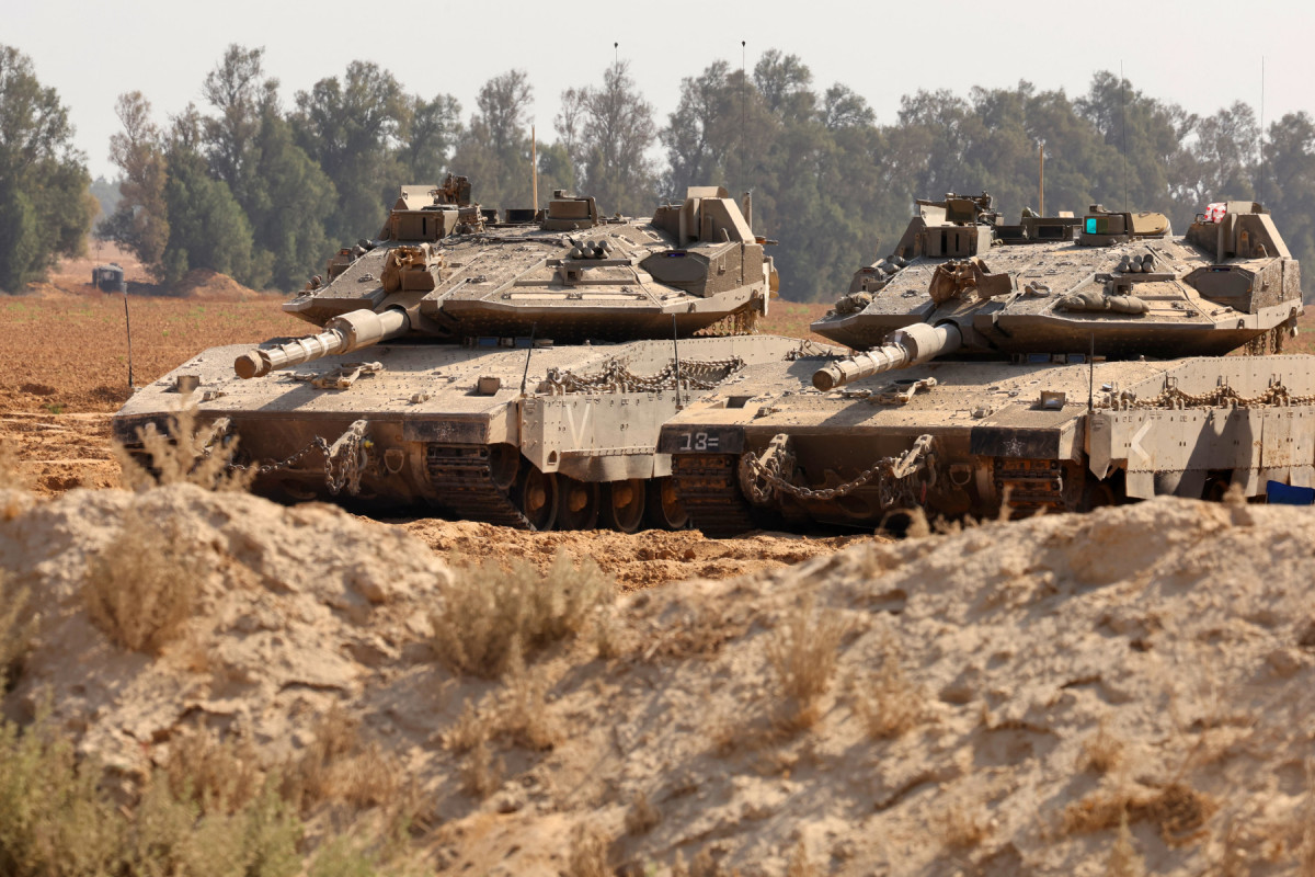Exército de Israel tomando posição do seu lado da fronteira em Gaza