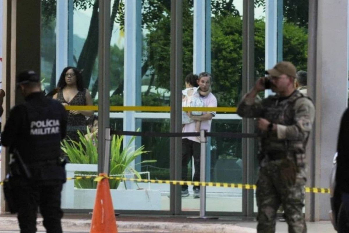 O homem estava acompanhado da esposa e de duas filhas e estaria usando como escudo uma das crianças (Minervino Júnior/CB/D.A.Press) O homem estava acompanhado da esposa e de duas filhas e estaria usando como escudo uma das crianças/Minervino Júnior/CB/D.A.Press