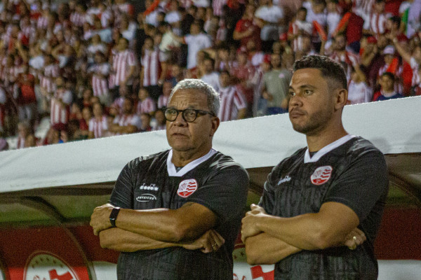 Recife, PE, 20/05/2025 - NÁUTICO X SÃO PAULO - Na noite desta  terça-feira(20), a equipe do Náutico recebeu a equipe do São Paulo pela Copa do Brasil  2025, nos Aflitos. Técnico Hélio dos Anjos