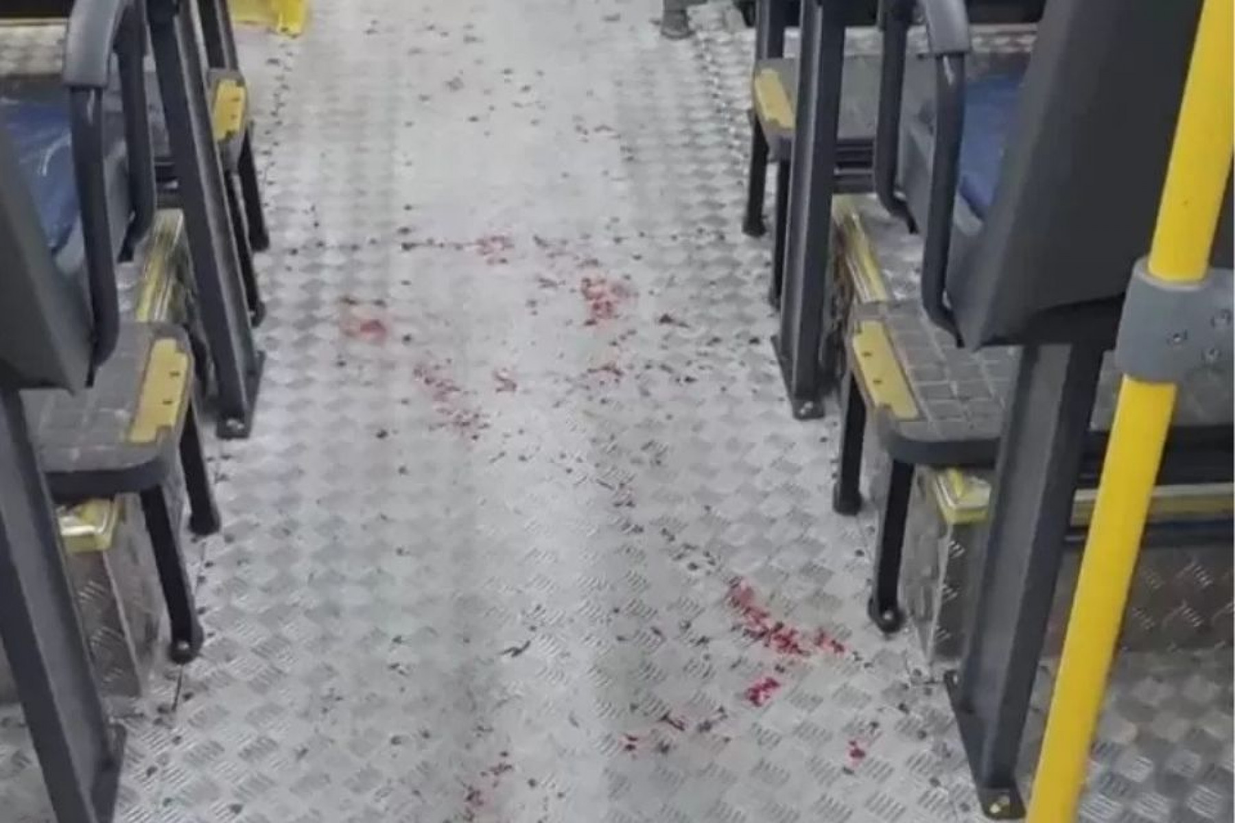Marcas de sangue no ônibus após o crime 