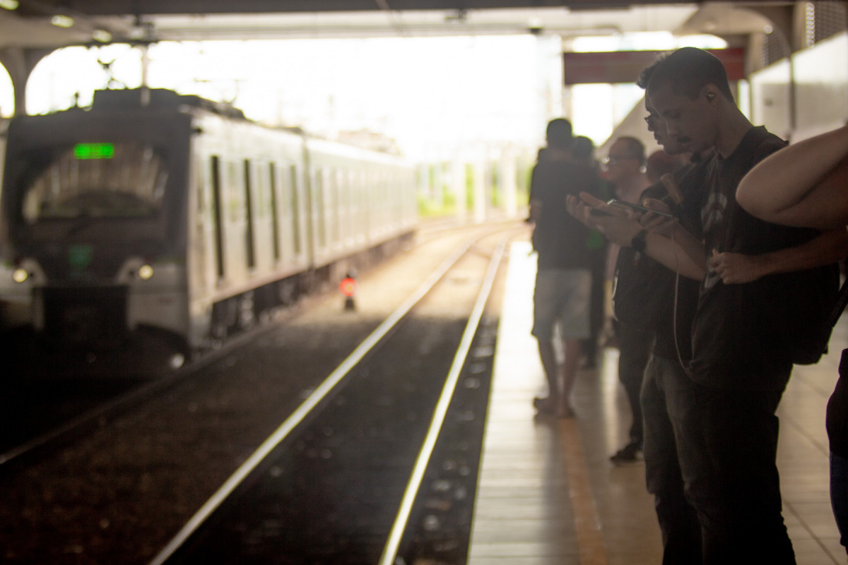Pessoas esperando metrô