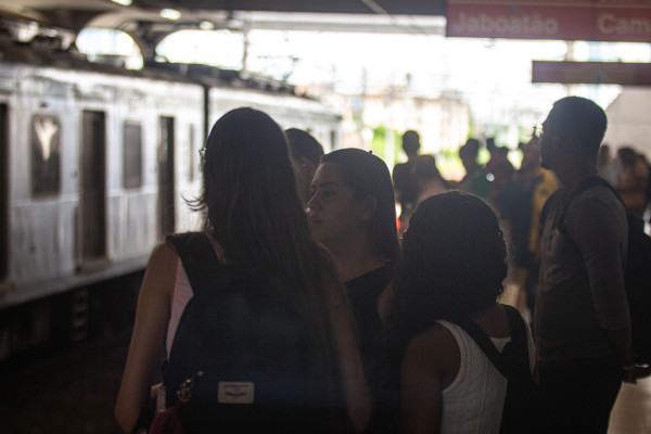 Pessoas esperando metrô (Nivaldo Fran)