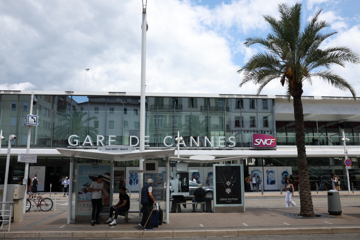 Pedestres passam pela estação de trem de Cannes enquanto uma queda de energia atinge o sudoeste da França (Sameer AL-DOUMY/AFP) Pedestres passam pela estação de trem de Cannes enquanto uma queda de energia atinge o sudoeste da França/Sameer AL-DOUMY/AFP