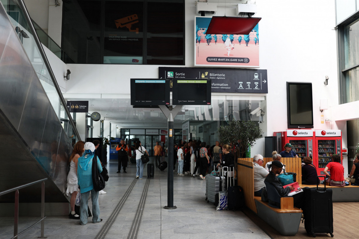 Telas com horários de trens permanecem offline na estação de Cannes durante uma queda de energia no sudoeste da França, no último dia da 78ª edição do Festival de Cinema de Cannes