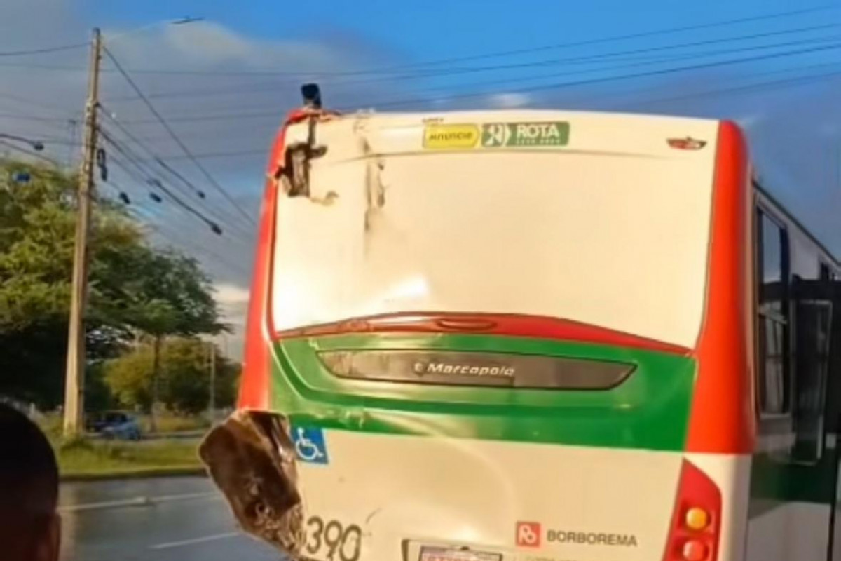 Colisão entre ônibus deixa feridos na Avenida Pan Nordestina, em Olinda