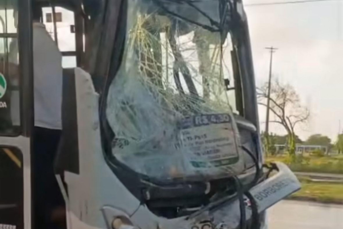 Colisão entre ônibus deixa feridos na Avenida Pan Nordestina, em Olinda