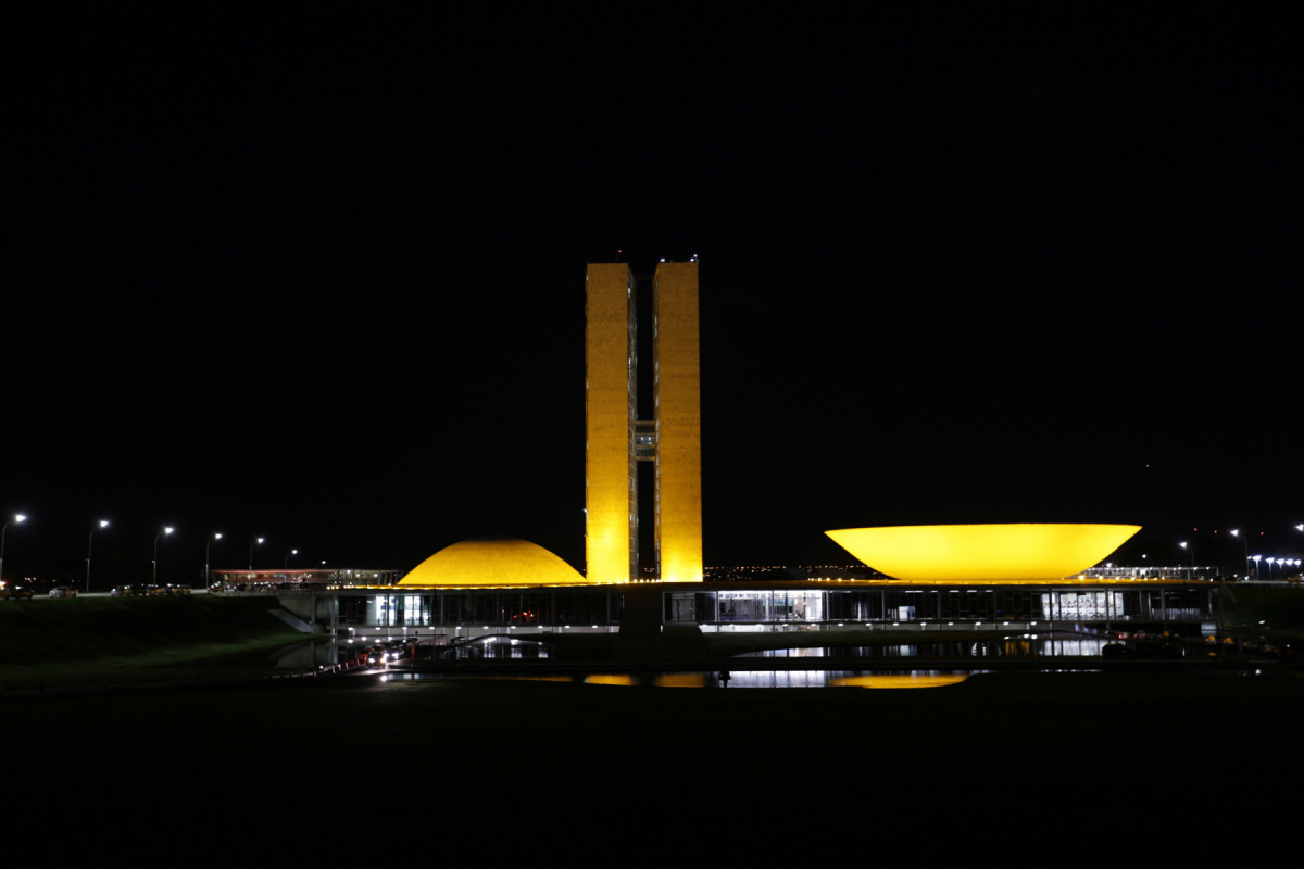 Congresso Nacional é iluminado em apoio à campanha de conscientização no trânsito