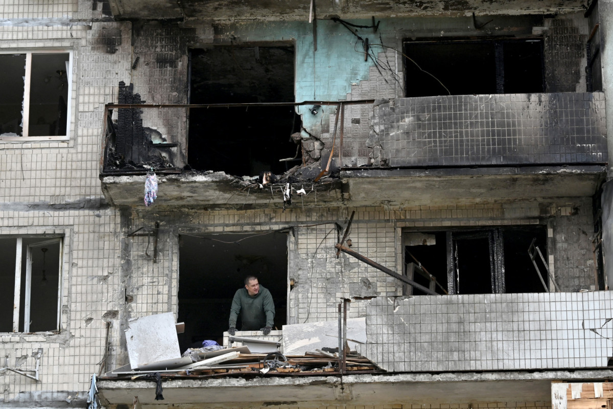 Morador de Kiev observa escombros após ataque russo (SERGEI SUPINSKY/AFP) Morador de Kiev observa escombros após ataque russo /SERGEI SUPINSKY/AFP