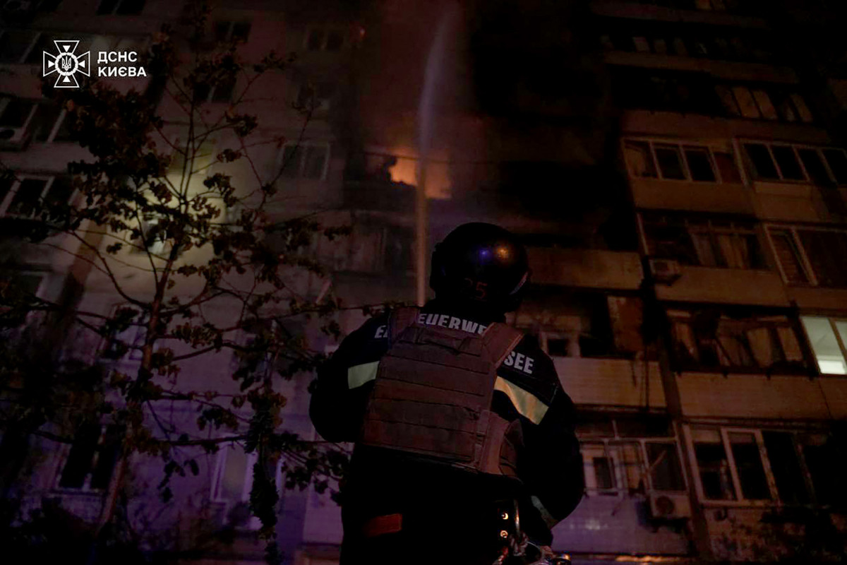Bombeiros tentam controlar incêndios após bombardeio
