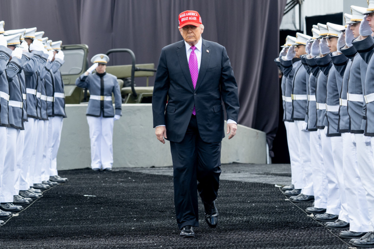 Presidente Donald Trump passa em revista a tropa (SAUL LOEB/AFP) Presidente Donald Trump passa em revista a tropa/SAUL LOEB/AFP
