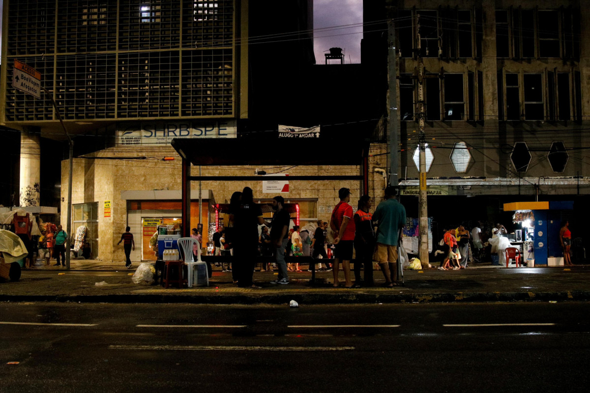 Passageiros esperam ônibus na Avenida Dantas Barreto com olhos atentos para evitar furtos