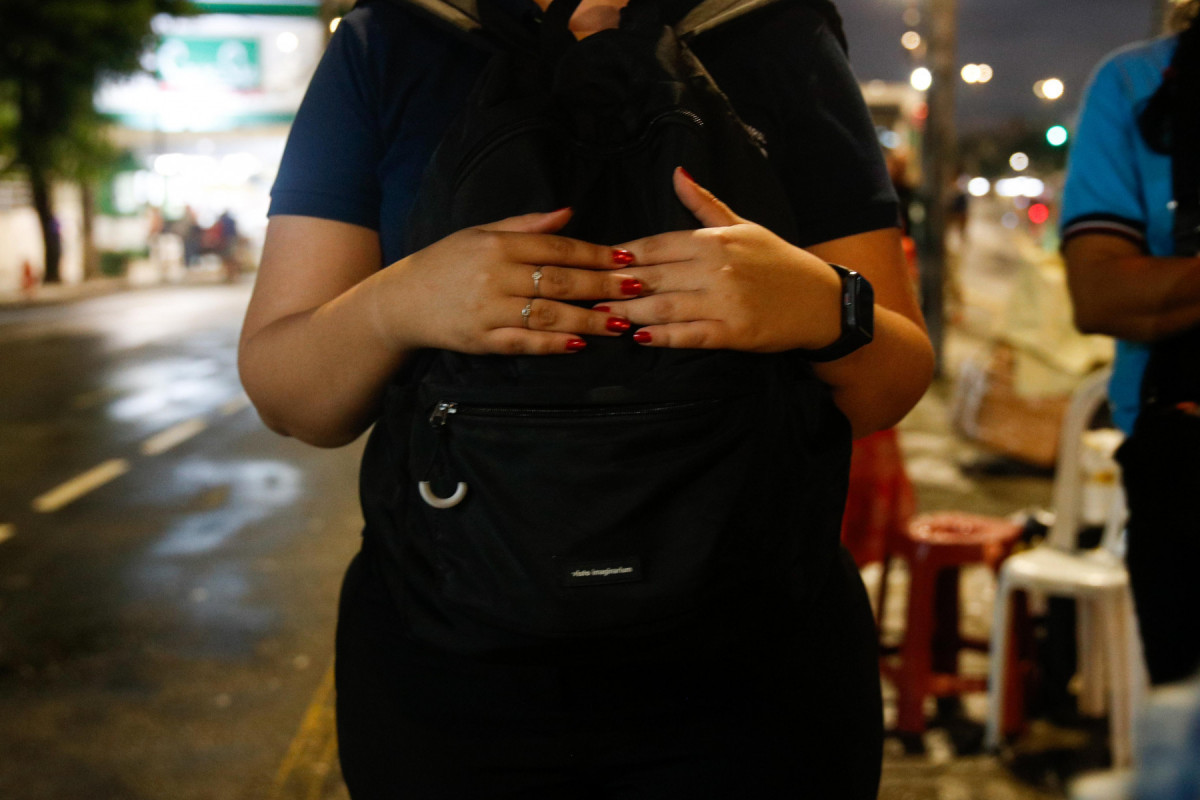 Passageiros escondem celulares, colocam mochilas na frente do corpo e trocem para chegar em casa seguros