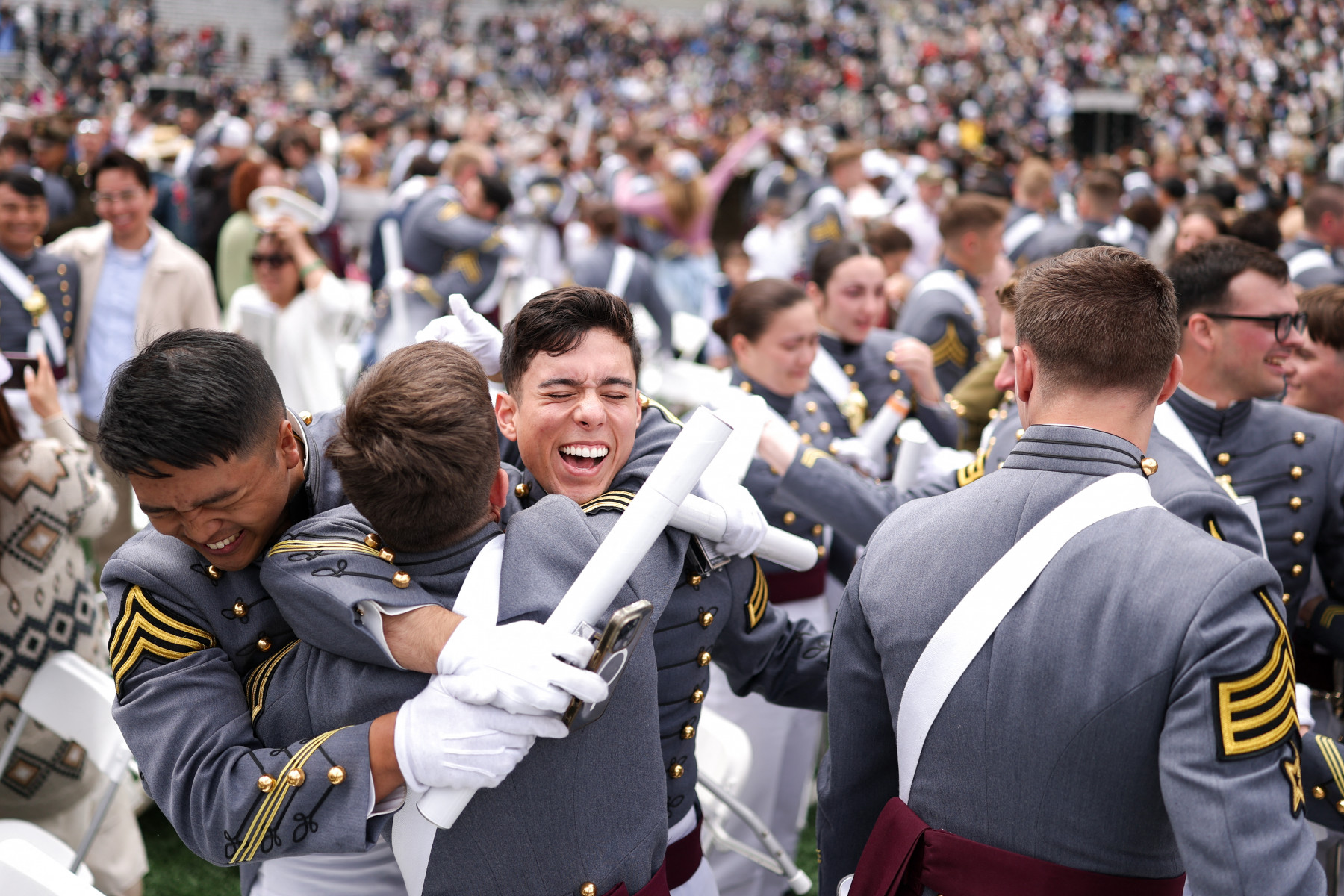 Cadetes comemoram formatura na Academia Militar