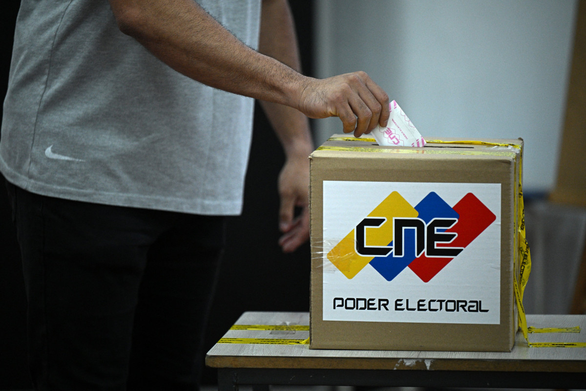 Homem vota em uma seção eleitoral durante as eleições regionais em Caracas
(Federico PARRA/AFP) Homem vota em uma seção eleitoral durante as eleições regionais em Caracas
/Federico PARRA/AFP