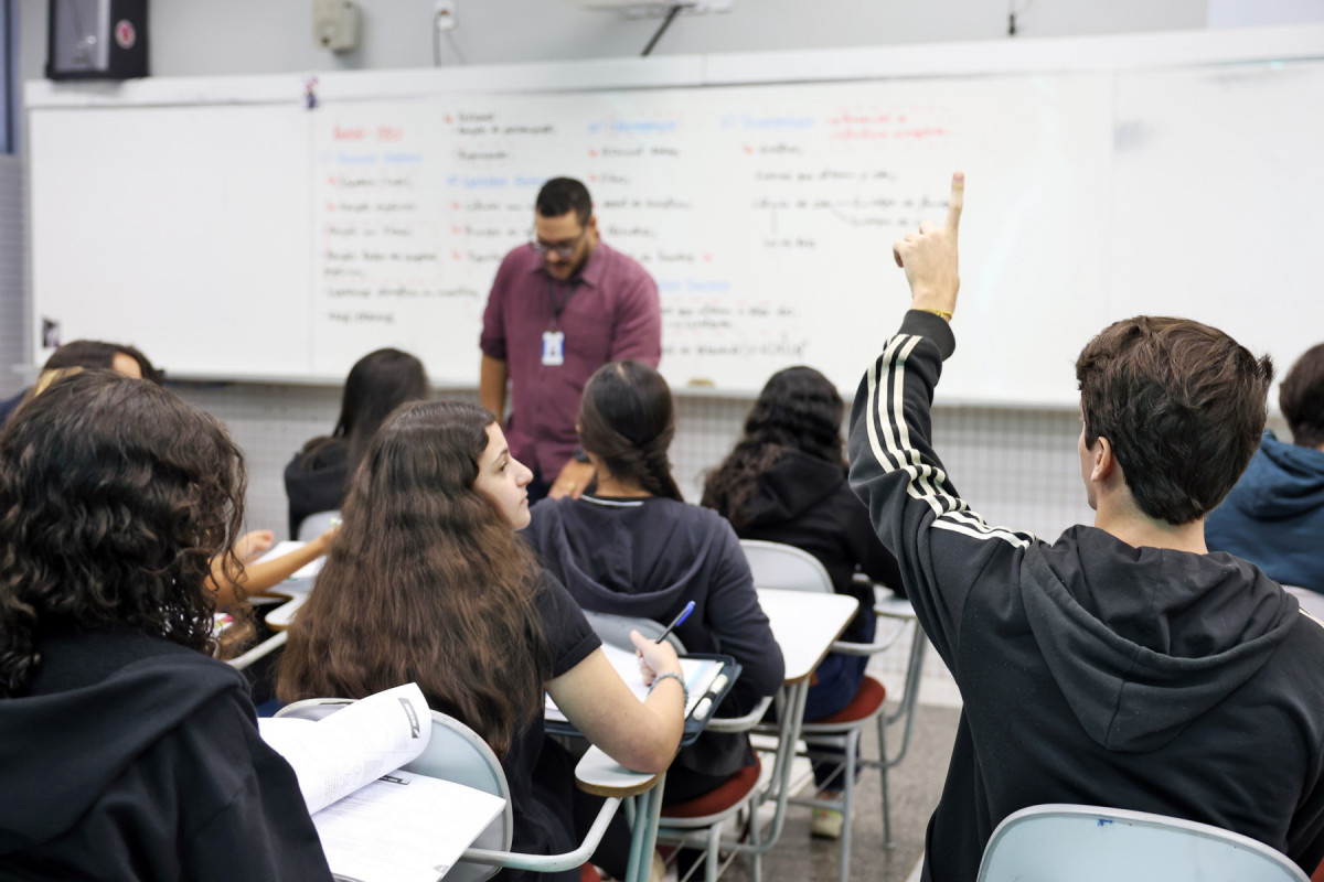 Brasília (DF), 24/10/2024 - Professor do colégio Galois, Samuel Rbeiro Costa, em sala de aula com alunos na preparação nos últimos dias antes da prova do Enem 2024/José Cruz/Agência Brasil